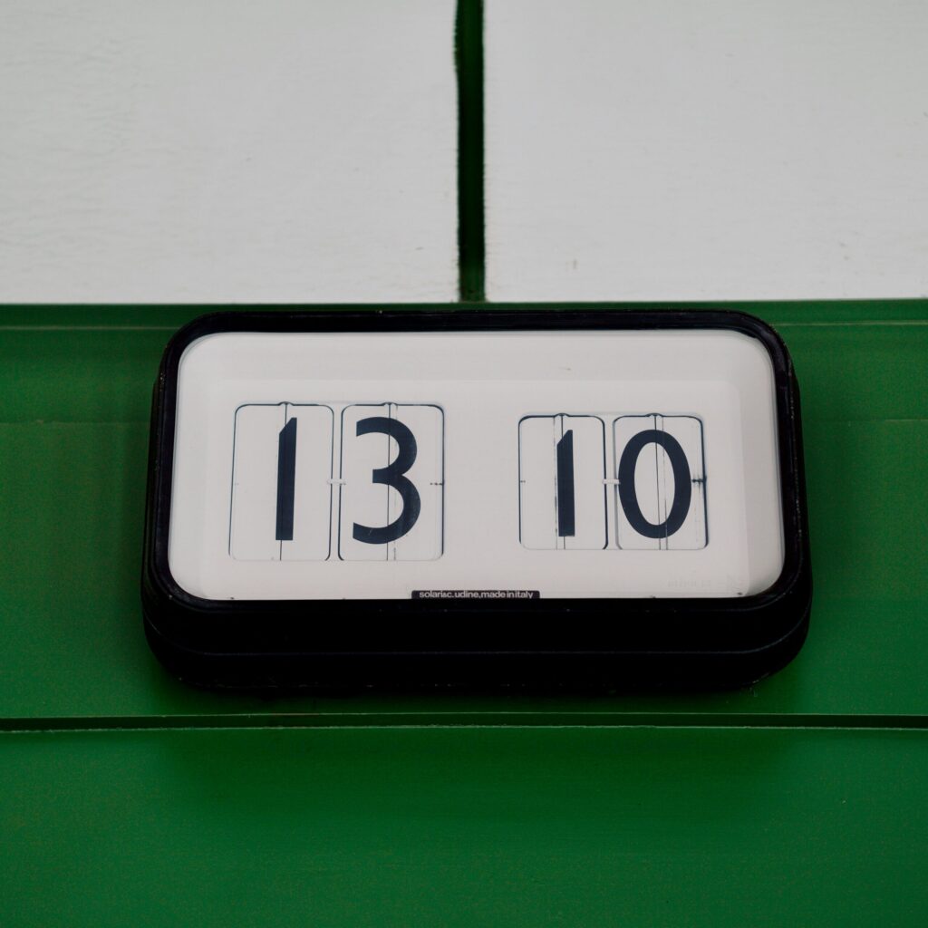 Uhr mit Zeitanzeige 13:10